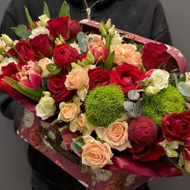 Композиция из роз, тюльпанов и эустомы в шкатулке