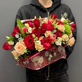 Композиция из роз, тюльпанов и эустомы в шкатулке