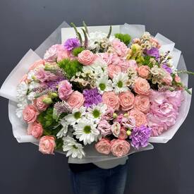 Букет из роз, гортензии  и эустомы