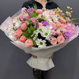 Букет из роз, гортензии  и эустомы