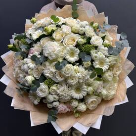 Букет из роз, гербер и эустомы