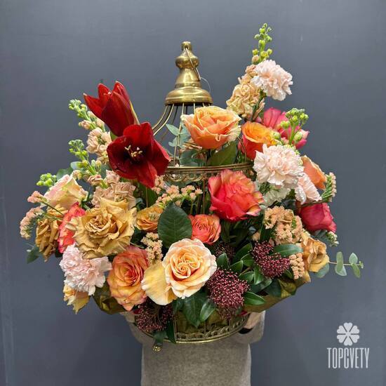 Композиция из роз, маттиолы и амариллиса в клетке