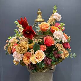 Композиция из роз, маттиолы и амариллиса в клетке