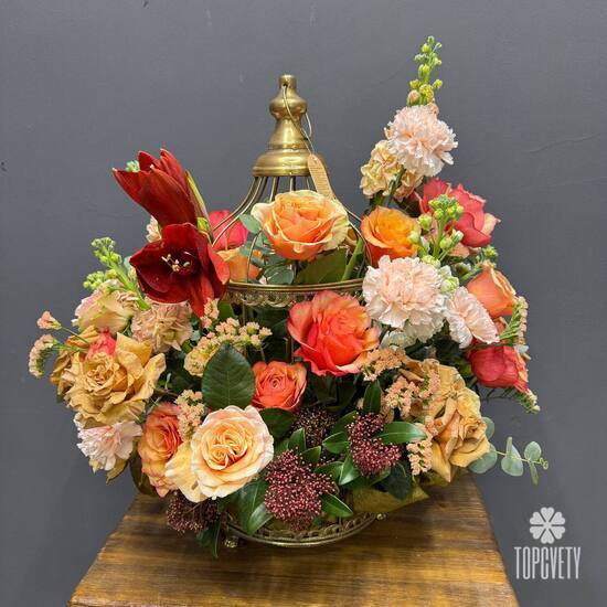 Композиция из роз, маттиолы и амариллиса в клетке