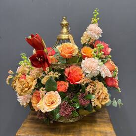 Композиция из роз, маттиолы и амариллиса в клетке