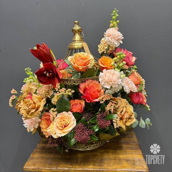 Композиция из роз, маттиолы и амариллиса в клетке