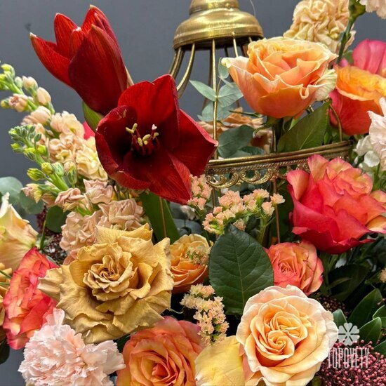 Композиция из роз, маттиолы и амариллиса в клетке