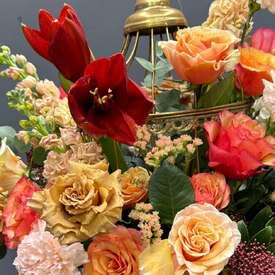 Композиция из роз, маттиолы и амариллиса в клетке