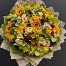 Букет из подсолнухов, орхидеи и роз