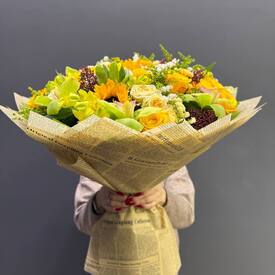 Букет из подсолнухов, орхидеи и роз