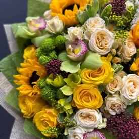 Букет из подсолнухов, орхидеи и роз