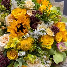 Букет из подсолнухов, орхидеи и роз