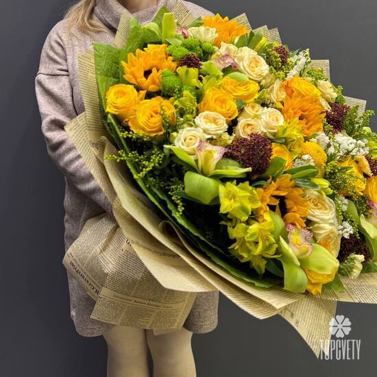 Букет из подсолнухов, орхидеи и роз