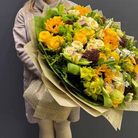 Букет из подсолнухов, орхидеи и роз