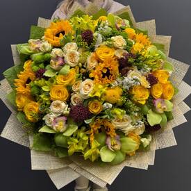 Букет из подсолнухов, орхидеи и роз