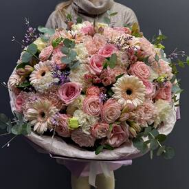 Букет из роз, гербер и эустомы