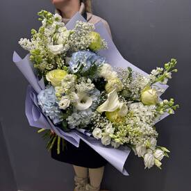 Букет из сирени, гортензии и эустомы