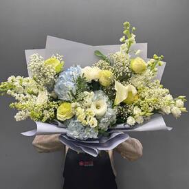 Букет из сирени, гортензии и эустомы