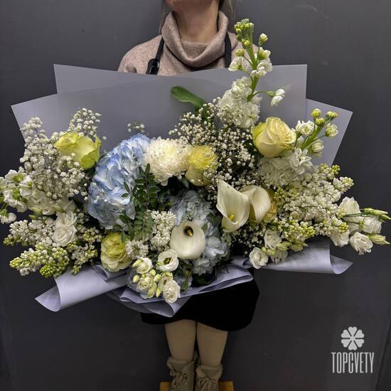 Букет из сирени, гортензии и эустомы