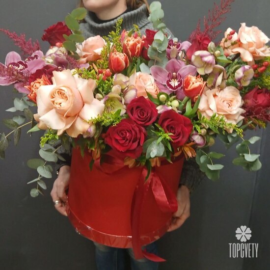 Композиция из роз, орхидей и тюльпанов в коробке