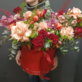 Композиция из роз, орхидей и тюльпанов в коробке