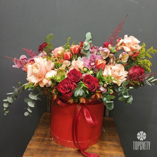 Композиция из роз, орхидей и тюльпанов в коробке