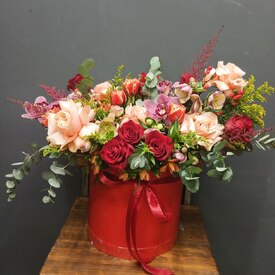 Композиция из роз, орхидей и тюльпанов в коробке