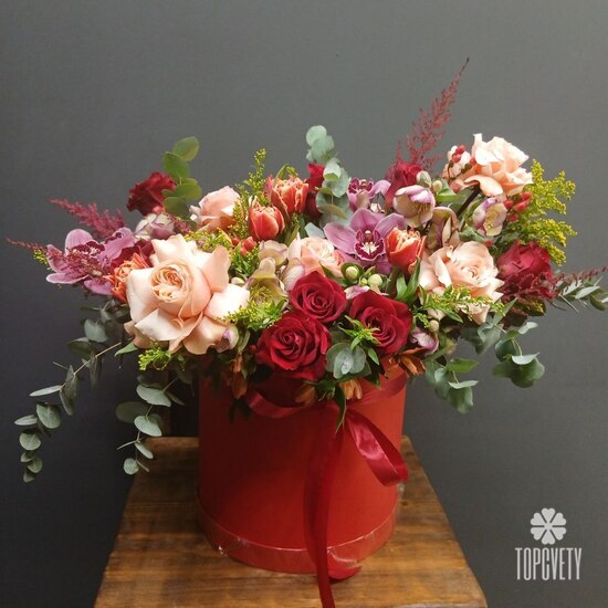 Композиция из роз, орхидей и тюльпанов в коробке