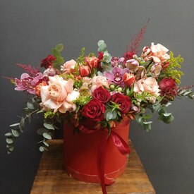 Композиция из роз, орхидей и тюльпанов в коробке