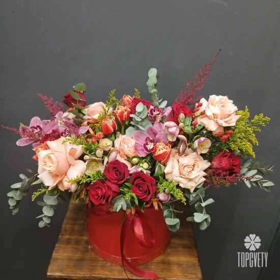 Композиция из роз, орхидей и тюльпанов в коробке