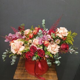 Композиция из роз, орхидей и тюльпанов в коробке