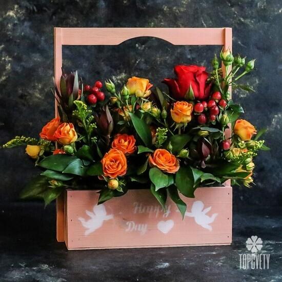 Композиция из кустовых роз и гербер в ящике 