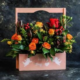 Композиция из кустовых роз и гербер в ящике 