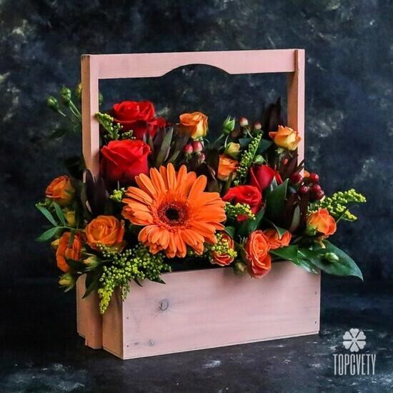 Композиция из кустовых роз и гербер в ящике 