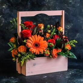 Композиция из кустовых роз и гербер в ящике 