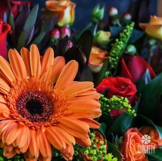 Композиция из кустовых роз и гербер в ящике 