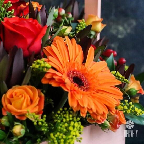 Композиция из кустовых роз и гербер в ящике 