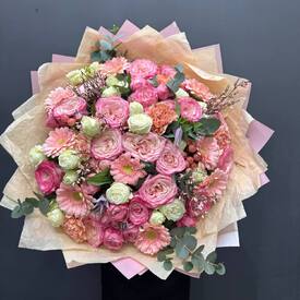 Букет из роз, гербер и гвоздик 