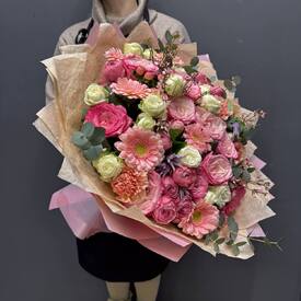 Букет из роз, гербер и гвоздик 