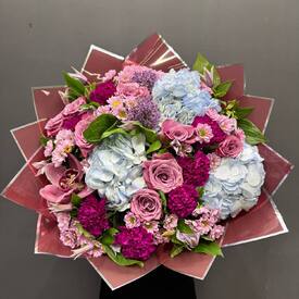 Букет из гортензии, роз и орхидеи 