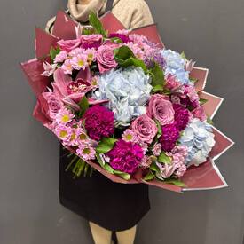 Букет из гортензии, роз и орхидеи 