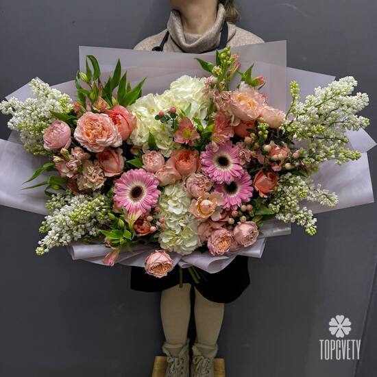 Букет из сирени, гортензии и розы