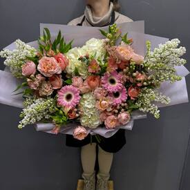 Букет из сирени, гортензии и розы