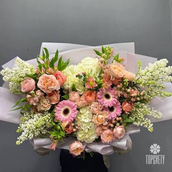 Букет из сирени, гортензии и розы