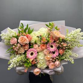 Букет из сирени, гортензии и розы