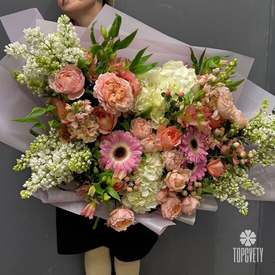 Букет из сирени, гортензии и розы