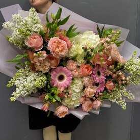 Букет из сирени, гортензии и розы