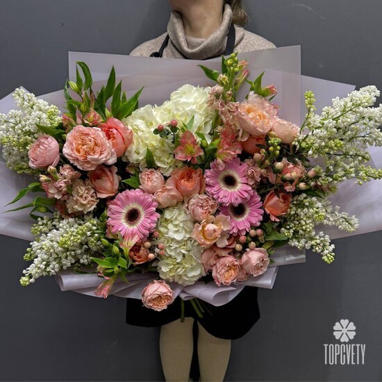 Букет из сирени, гортензии и розы