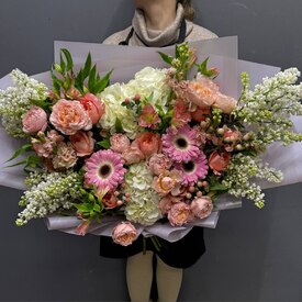 Букет из сирени, гортензии и розы