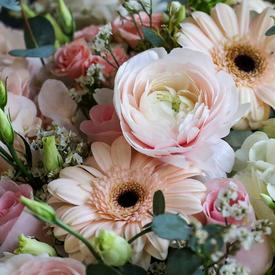 Букет из ранункулюсов, роз, гербер и гортензий в корзине